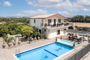 an image of a villa with a swimming pool at Villa Felicia in Noto
