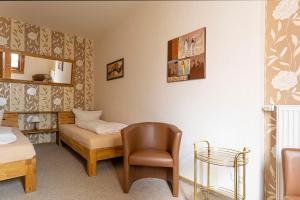 ein Krankenhauszimmer mit einem Bett und einem Stuhl in der Unterkunft FW Rheinblick in Sankt Goar