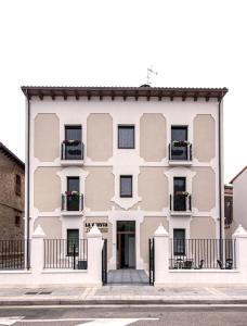 un gran edificio blanco con 2 balcones en Apartamentos La Quinta, en Burgos