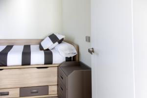 Łóżko lub łóżka w pokoju w obiekcie Apartamentos La Quinta