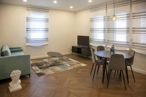 salon ze stołem, krzesłami i kanapą w obiekcie Apartamentos La Quinta w mieście Burgos