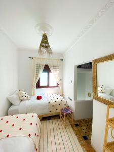 1 Schlafzimmer mit 2 Betten und einem Fenster in der Unterkunft DAR ADIL KASBAH in Tangier