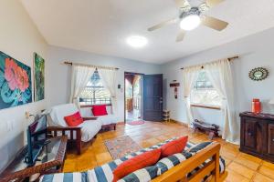 ein Wohnzimmer mit einem Sofa und einem Tisch in der Unterkunft Seaview at Casa Edie in Placencia Village