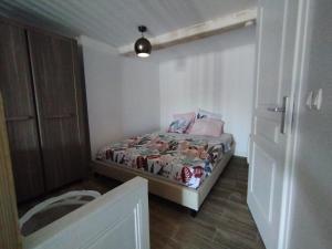 Postel nebo postele na pokoji v ubytování Trévoux: loft ravissant avec terrasse