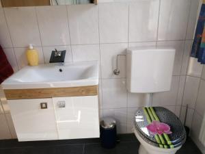 Bilik mandi di Apartment Hörmann