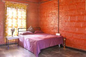 Rúm í herbergi á SiddhaDham - Farm Stay & Wellness Retreat