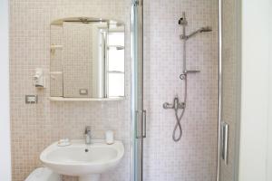 a bathroom with a sink and a shower with a mirror at B&B Sara in Santa Maria al Bagno
