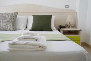 a bedroom with two beds with white towels on it at B&B Sara in Santa Maria al Bagno