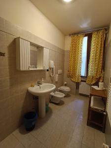 La salle de bains est pourvue d'un lavabo et de toilettes. dans l'établissement Agriturismo Villa Greggio, à Casalserugo