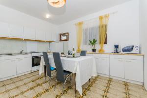 Kuchyň nebo kuchyňský kout v ubytování Apartments Bee Maja