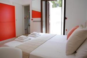 a bedroom with a white bed with towels on it at B&B Sara in Santa Maria al Bagno