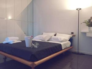 un letto con coperta blu e cuscini bianchi di Villa Cycas a Casal Taulero