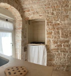 kuchnia z kamienną ścianą i blatem w obiekcie Trullo Zia Nina w Alberobello