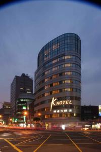 un gran edificio con el cartel de kruiser en él en K Hotel - Yunghe, en Yonghe