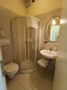 a bathroom with a shower and a toilet and a sink at Agriturismo Villa Greggio in Casalserugo