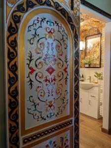 a bathroom with a door with a floral pattern at Tulana Taggs - floating home on island idyll in Hampton Hill