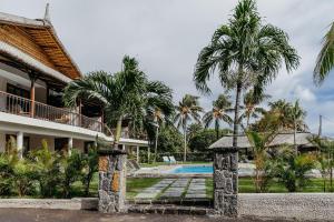 un complexe avec une piscine et des palmiers dans l'établissement Boutik Le Morne Holiday Apartments, au Morne