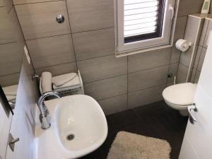 Kúpeľňa v ubytovaní Apartments Vedran + 15 fotografií