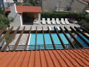 Bazén v ubytování Apartments Luka i Toni nebo v jeho okolí