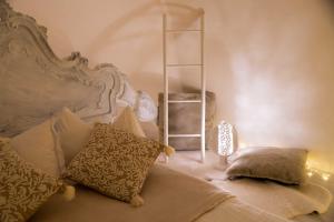 una camera con un letto con una scala e uno scaffale di Trullo dei tramonti ad Alberobello