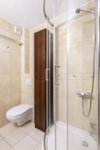 a bathroom with a shower and a toilet at Apartament z Widokiem in Karpacz