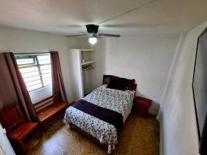 um quarto com uma cama e uma ventoinha de tecto em Hotel Catalina em Orizaba