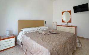 聖安吉洛的住宿－Milou's House，一间卧室配有一张带梳妆台和镜子的床