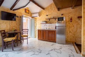 Kuchyň nebo kuchyňský kout v ubytování ROMA VATICAN HOUSE GOLD LOFT