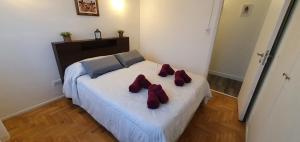 Un dormitorio con una cama con zapatos rojos. en Depto de 2 ambientes zona Guemes, en Mar del Plata