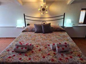 een groot bed met 2 kussens en rozen erop bij Palazzo B&B in Trentinara
