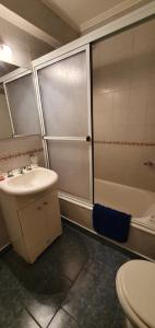 Un baño con ducha, lavabo e inodoro. en Depto de 2 ambientes zona Guemes, en Mar del Plata 15 fotos más