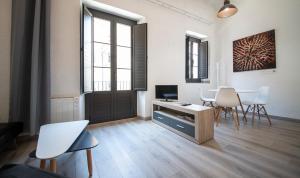 Televízia a/alebo spoločenská miestnosť v ubytovaní TarracoHomes, TH157 Estudio Contemporáneo Sedassos