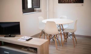 Televízia a/alebo spoločenská miestnosť v ubytovaní TarracoHomes, TH157 Estudio Contemporáneo Sedassos