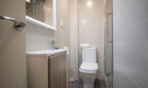Kúpeľňa v ubytovaní TarracoHomes, TH157 Estudio Contemporáneo Sedassos