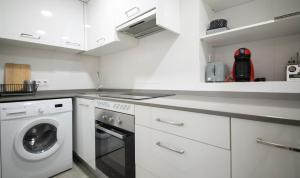 Kuchyňa alebo kuchynka v ubytovaní TarracoHomes, TH157 Estudio Contemporáneo Sedassos + 11 fotografií