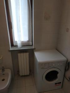 a small bathroom with a washing machine and a sink at Casa Vacanze La Magnolia in Viterbo