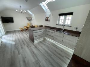 eine große Küche mit Spüle und ein Wohnzimmer in der Unterkunft Sunnyside Cow Shed one bedroom central Cornwall in Truro