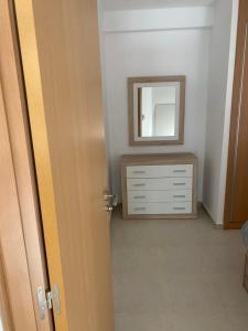 y baño con tocador y espejo. en Ruben House, en Vera 8 fotos más