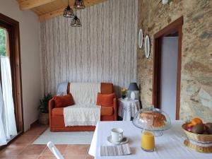 sala de estar con silla y mesa en Casa Rural Penaquente, en Santa Marta de Ortigueira