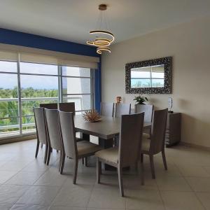 a dining room with a table and chairs at Mayan Lake Horus in Acapulco