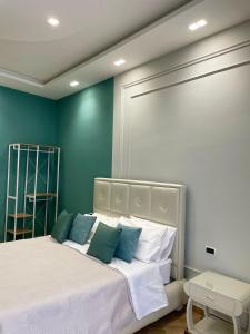 een slaapkamer met een groot bed met blauwe muren bij M&M Guest House in Ercolano