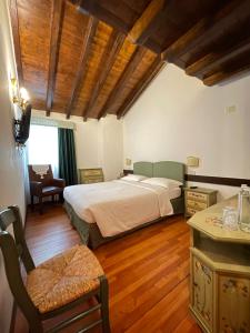 Tempat tidur dalam kamar di La capr'allegra