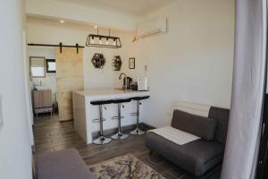 a living room with a bar and a couch at Villas La Morita Valle de Guadalupe in Valle de Guadalupe