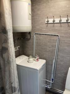 een wasmachine en droger in een badkamer met een toilet bij Gustavsro i Apelviken Annex 1 in Varberg