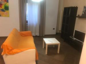 ein Wohnzimmer mit einem Sofa und einem Tisch in der Unterkunft Casalhouse Apartment in Brindisi