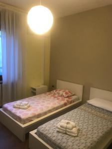 2 Betten nebeneinander in einem Zimmer in der Unterkunft Casalhouse Apartment in Brindisi
