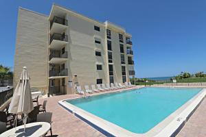 una piscina frente a un edificio en Sand Dollar 1-306, en St. Augustine