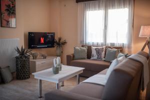 Ruang duduk di Libyan Sea Luxury Apartment 1