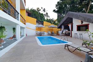 a patio with a swimming pool next to a building at Pousada Arraial Colonial, Localizada no Centrinho e de Fácil Acesso a Praia e a Rua Mucugê in Arraial d'Ajuda