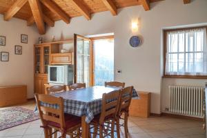 eine Küche und ein Esszimmer mit Tisch und Stühlen in der Unterkunft Cà dei Giani in Montagnaga